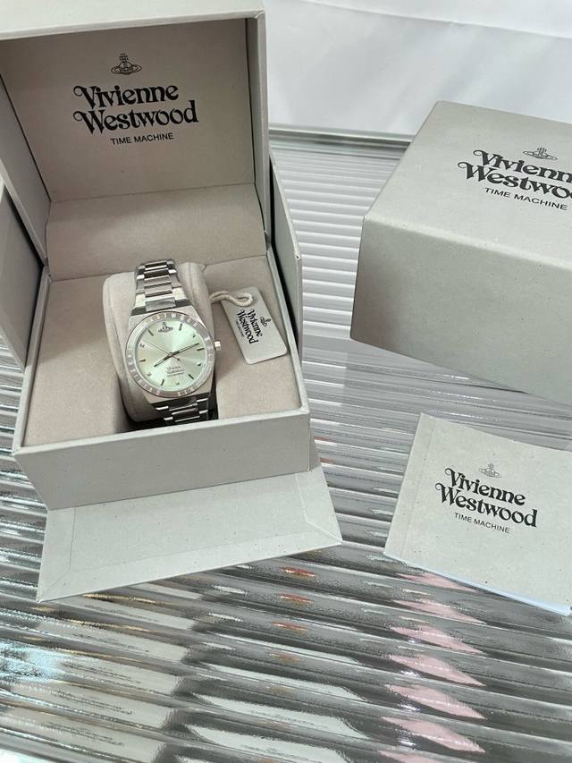 Vivienne Westwood 薇薇安西太后系列 薄荷绿 西太后的手表真的是神仙打架 每个颜色都超级好看 薄荷绿是目前所有款式里面最薄的一款 手感无敌 34
